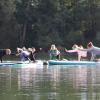 Volle Konzentration: Beim SUP-Yoga auf dem Sandener Eisweiher gilt es, in erster Linie das Gleichgewicht zu halten. Bei den verschiedenen Übungen ist das aber gar nicht so einfach. Am Ende muss Yoga-Lehrerin Melanie Andernach aber keine der Teilnehmerinnen aus dem Wasser fischen.  	