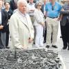 Hartmut Dorow, der Behindertenbeauftragte der Stadt, ertastete gestern das neue Modell von Ulm aus Bronze.  