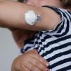Bei modernen Glukose-Messsystemen ist der Sensor am Oberarm angebracht. Diabetiker können sich so den oft lästigen Piks in den Finger sparen. 