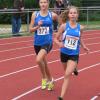 Die Nördlingerin Amelie Weiß (vorne, hinten: Tamara Feder) ging auf der 800 Meter Distanz voran.  	