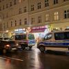 Fahrzeuge der Polizei stehen auf dem Hermannplatz.