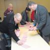 Bürgermeister Günter Gamisch (rechts) und die Wahlhelfer bereiten die Briefwahlunterlagen zum Öffnen vor. Dann begann die Auszählung.  