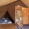 Erinnert mehr an ein richtiges Hotelzimmer in Form eines Zeltes: Huttopia-Glamping-Unterkunft in Frankreich.