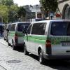 In der Bürgermeister-Fischer-Straße standen die Polizeiautos während des Einsatzes in der Schlange. 