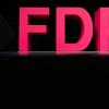 Auf einer Bühne ist das Logo der Partei FDP aufgebaut.