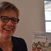 Herta Hörmann, Vorsitzende des Heimatvereins Jedesheim, präsentiert die erste Ausgabe von „Unser Dorf“. 