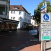 Bad Wörishofens Kneippstraße ist eigentlich Fußgängerzone. In Ausnahmefällen darf sie befahren werden, etwa zu bestimmten Zeiten von Lieferfahrzeugen. Doch die Regelung sorgt immer wieder für Probleme. 