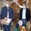 Franziska Schmid ist die älteste Bewohnerin des Landkreises Unterallgäu. Landrat Alex Eder (links) und Bürgermeister Otto Göppel haben sie an ihrem 110. Geburtstag besucht.