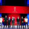 Die Lospaten für die WM-Auslosung stehen in Moskau nach der Generalprobe für einen Fototermin auf der Bühne.