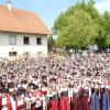 Vor dem großen Umzug durch Dirlewang versammelten sich alle Musikerinnen und Musiker von über 50 Blaskapellen zu einem großen Gemeinschaftschor in der Dorfmitte.