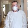 Dr. Wolfgang Stolle schützt sich vor Ansteckung bei Corona-Infizierten.  Doch die Schutzkleidung wird knapp.