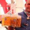 Mario Keding ist mit Leib und Seele Kellner auf dem Volksfest. Er entscheidet sich immer wieder bewusst dafür, in Günzburg zu arbeiten.