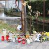 Kerzen, Blumen und Spielzeug erinnern an der Unfallstelle an den tragischen Tod des kleinen Jungen. 	