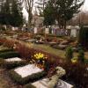 Unbekannte haben auf dem Friedhof in Göggingen Gräber beschmiert und verwüstet.