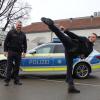 Mika Mathes (Mitte) gehört der Polizeisportfördergruppe an. Seine Sportart: Karate. Seine Kollegen, Alexander Scharpegge (links, stellvertretender Dienststellenleiter in Memmingen) sowie Christian Biallas (Praxisbegleiter) sind beeindruckt.