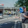 Die Reise beginnt vor der eigenen Haustür. Bastian Sünkel will als Anhalter unterwegs sein. 