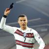 Trotzreaktion: Ronaldo pfeffert die Kapitänsbinde ins nächste Eck. 	