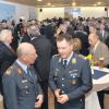 Kommodore Oberst Andreas Pfeiffer (vorne rechts), auf dem Bild im Gespräch mit Divisionskommandeur Generalmajor Robert Löwenstein, lud gestern am Spätnachmittag zum Neujahrsempfang ins Eurofighter-Geschwader.   