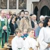 Beim Pfarrfest führte Pfarrer Adalbert Brandmair zwei neue Ministranten in den Dienst ein. 