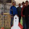 Eindrucksvoll vermittelt das Modell der Bürgerinitiative Ötz-Altenbach die Dimension der geplanten Strommasten im Vergleich zum Kirchturm und zu einem Einfamilienhaus. Gebaut wurde das Modell von Matthias Schey (links), Reinhold Bürger (Zweiter von rechts) und Ralph Berger (Zweiter von links). Robert Michels (rechts) informierte die Interessierten beim Gartenfest des Musikvereins im Klosterinnenhof in Thierhaupten. 
