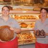 In Merchings Bäckerei Storch versorgen die  Verkäuferinnen Eva links und Karin mit frischen Backwaren.