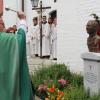 Pfarrer Rupert Ostermayer segnet die Büste von Anton Trauner. Der berühmteste Sohn der Stadt Wertingen bekam nun seine eigene Büste aus Bronze, nachdem er am 14. Oktober 2017 an seinem 95. Geburtstag verstorben war. 
