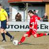 Braungrauer Rasen, farbloses Spiel: Der TSV Aindling (am Ball Ronny Roth im roten Trikot) und Durach trennten sich gestern Unentschieden.  
