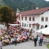 Circa 120 Friedbergerinnen und Friedberger  besuchten auf Einladung des Alpenvereins das Dorffest in Vorderhornbach in Tirol. Zur Feldmesse und anschließend zum geselligen Teil versammelten sich viele Gäste auf dem Platz vor dem Gemeindehaus.