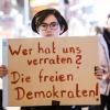 Eine Teilnehmerin demonstriert in Frankfurt gegen die Wahl des neuen Thüringer Ministerpräsidenten Kemmerich mit einem Plakat: "Wer hat uns verraten? Die freien Demokraten!".