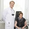 Berit Vogel, im Bild mit dem behandelnden Arzt Arne Speidel, kann nach der erfolgreichen Transplantation wieder sehr gut sehen. 	