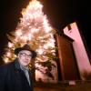 Kirchenpfleger Georg Armbruster ist sich sicher: Der Deuringer Christbaum gehört zu den größten seiner Art, vielleicht ist er mit einer Größe von 26,50 Metern bayernweit sogar die Nummer eins.
