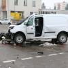 Bei einem Unfall am Freitagmittag wurde eine Ampel beim Krumbacher Bahnhof so beschädigt, dass die ganze Anlage ausfiel. Autofahrer sollten die Kreuzung künftig lieber umfahren.