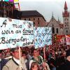 "Ja spinnt's Ihr denn?" Weil sie die Biergarten-Kultur bedroht sahen, nahmen 25.000 Menschen an der "Biergarten-Revolution" am 12. Mai 1995 in München teil.