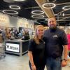 Das Inhaberehepaar Denise und Tobias Weiss  freut sich über die Eröffnung des neuen Edeka-Marktes in Stätzling.
