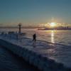 Die Sonne geht auf, vom 31st Street Beach in Chicago aus gesehen, am Lake Michigan. In Chicago sah die Vorhersage für die Mittwochnacht Temperaturen von bis zu minus 29 Grad.