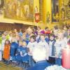 Die Kinder- und Jugendchöre (hier bei ihrem gemeinsamen Auftritt) zauberten vorweihnachtliche Stimmung in die Kellmünzer Pfarrkirche. 