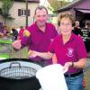 In Dattenhausen wurde am Samstag das Kartoffelfest gefeiert. Rund 100 Kilo wurden dafür von den Mitgliedern der Vereinsgemeinschaft Zehntstadel geschält und zubereitet: Karl Danner und Monika Hitzler. Fotos: Bachmann