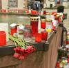 Blumen, Kerzen und Abschiedsbriefe erinnern auf dem Marktplatz in Endingen (Baden-Württemberg) an Carolin G. 