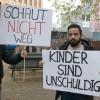 Demonstranten fordern vor dem Auswärtigen Amt in Berlin die Rückführung der Kinder von IS-Kämpfern aus Syrien.