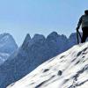 Sonne im Tal, Schnee auf den Bergen: Viele Wanderer unterschätzen die gefährlichen Schneefelder.