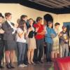 Einen riesigen Applaus gab es für die jungen Schauspielerinnen und Schauspieler nach der Herbstaufführung des Jugendtheaters „Spectaculum“ mit Regisseur Thomas Boxhammer (Mitte, im roten Hemd). Denn es gab Lacher ohne Ende. 