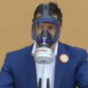 Mit Provokationen wie diesen hält die AfD sich in den Schlagzeilen: Stefan Löw bei seinem Auftritt mit Gasmaske. 	