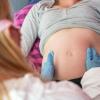 Schwangere können sich bislang nur in Ausnahmefällen gegen das Coronavirus impfen lassen. Führende Geburtsmediziner fordern, dass mehr Schwangere eine Corona-Impfung bekommen.