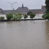 Hochwasser in Kaisheim. Neben der JVA hat sich ein großer See gebildet, im Neubaugebiet suchen sich die Fluten über die Straßen und Grundstücke ihren Weg. 