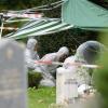 Letzte Woche wurde auf einem Stuttgarter Friedhof eine Frauenleiche gefunden. Die Polizei sucht nun den Friedhof nach weiteren Hinweisen ab.