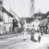 Das waren noch Zeiten in der Karl-Mantel-Straße um 1900. Vieles hat sich in Krumbachs zentraler Achse seitdem verändert. Bis zum Herbst 2017 soll die Straße ein neues Gesicht, vor allem auch mit mehr Grün, erhalten. 