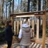 Nadja und ihre Freundin Emily testen, wie sich die verschiedenen Baumarten im Höglwald anhören.