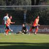 Tim Paulheim hat den FC Günzburg gerade in Führung geschossen; sein Kamerad Dennis Böhm eilt herbei, um ihn zu beglückwünschen. Letztlich aber verlor das Team.