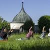 Im Schlossgarten bietet Julia Zobel (hinten) Yogakurse sowohl für sportliche Menschen, als auch für Anfänger und übergewichtige Yogis an.  	
