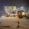 Die Feuerwehr bekämpft den Brand in einer Asylbewerberunterkunft im oberfränkischen Selb.